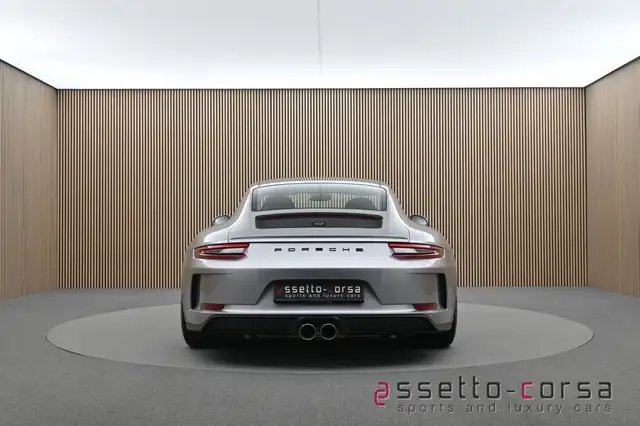 Porsche 918 view 3