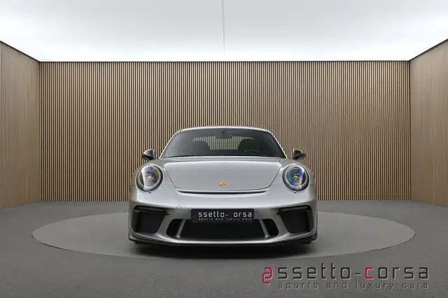 Porsche 918 view 7