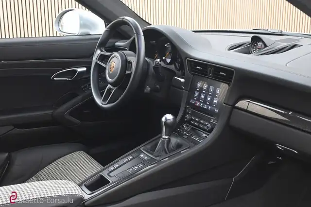 Porsche 918 view 14
