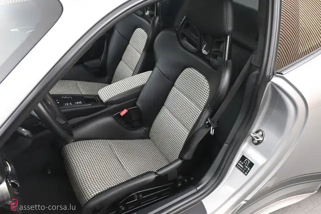 Porsche 918 view 9
