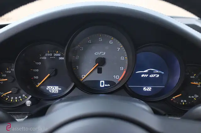 Porsche 918 view 13