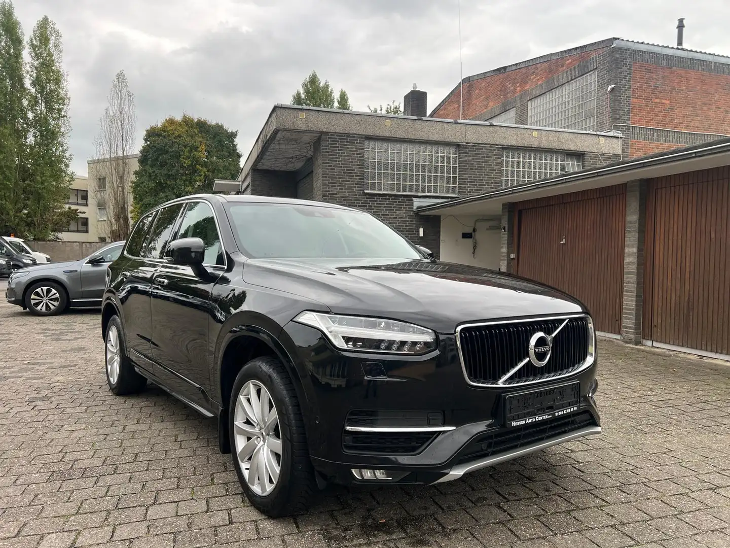 Volvo XC90 D5 Momentum AWD Schwarz - 1