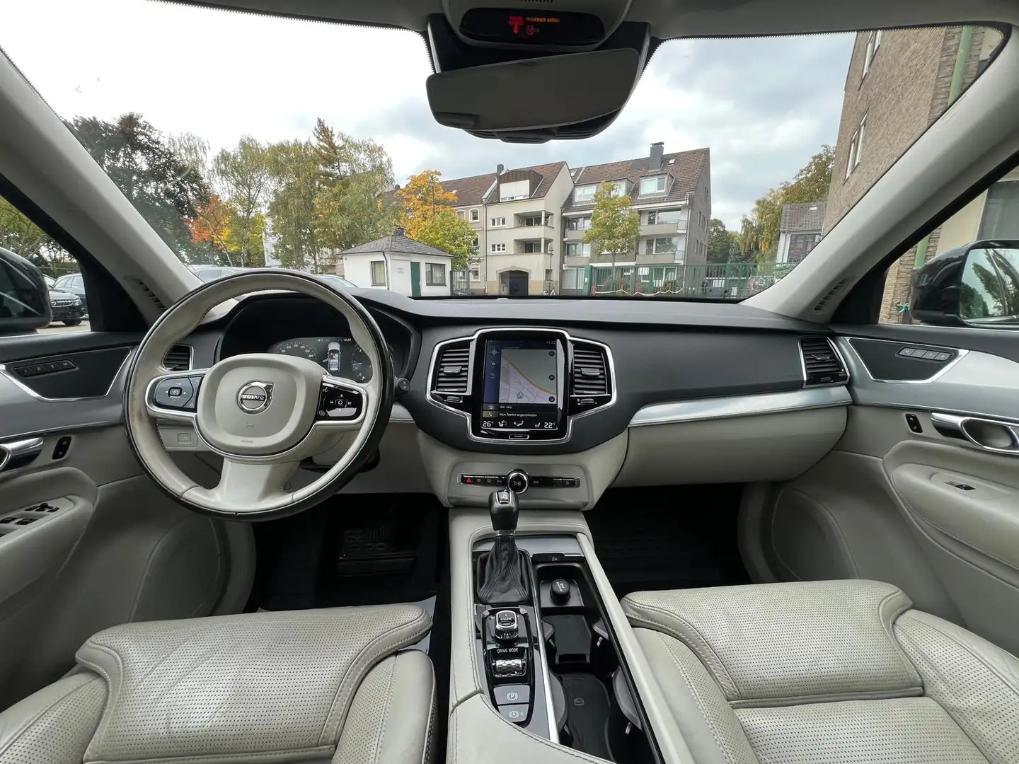 Volvo XC90 D5 Momentum AWD Schwarz - 2