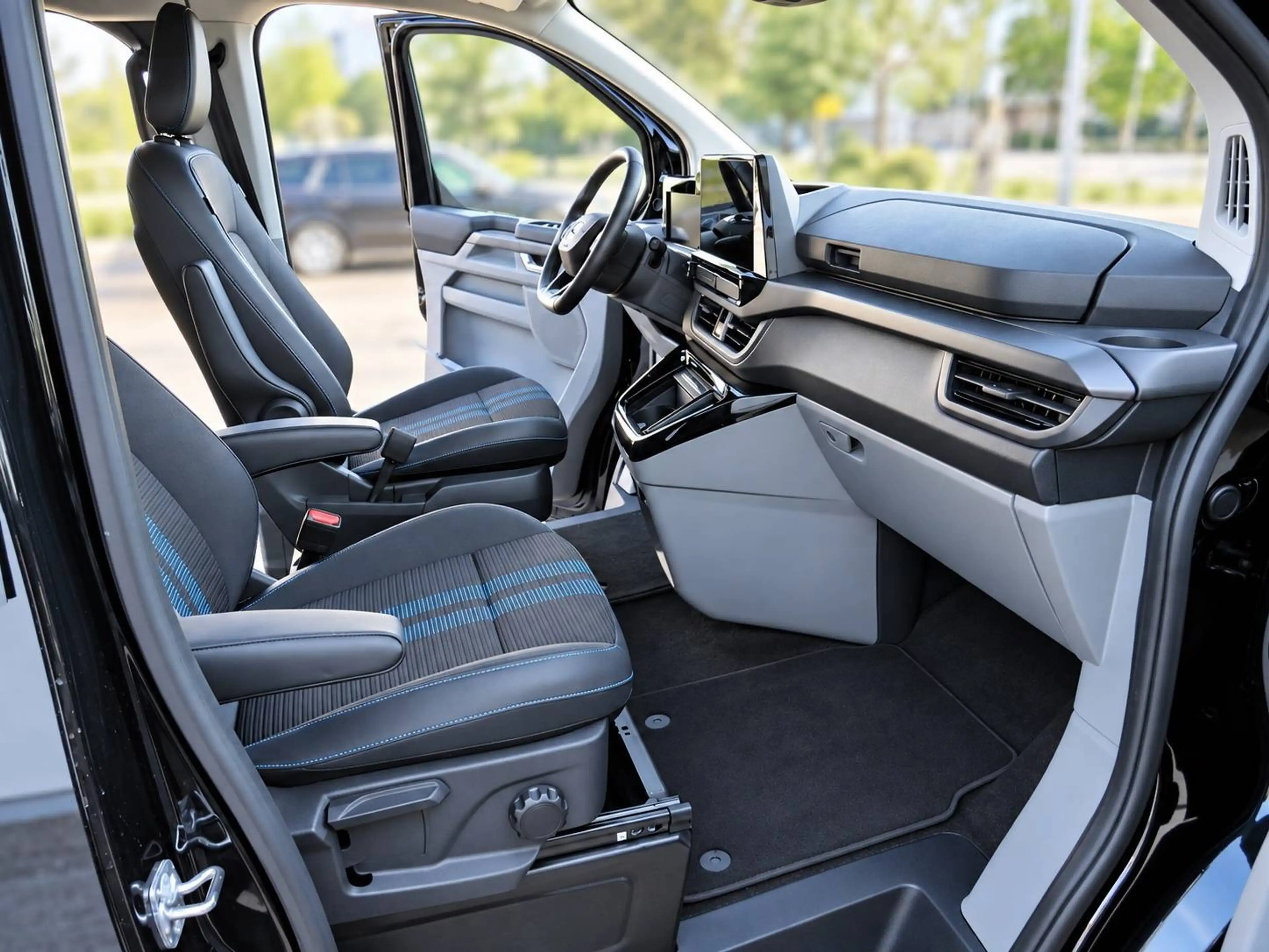 Ford Tourneo Custom Plug-in Hybrid 340 L1 Tourneo Sport FWD — photo 15