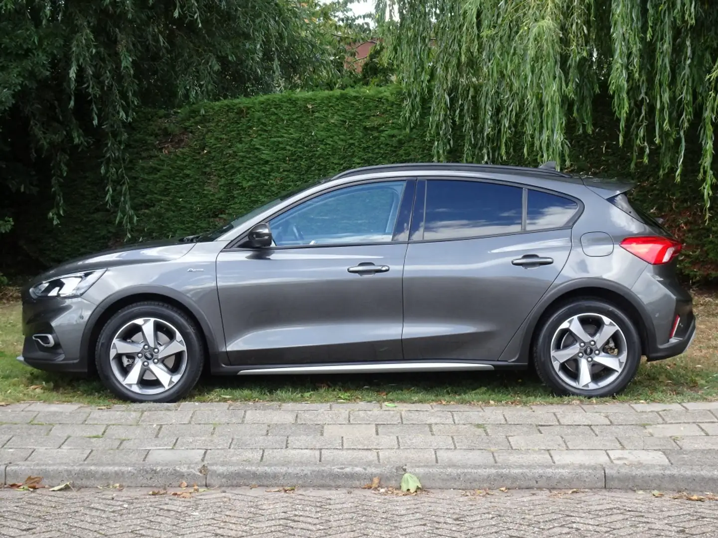 Ford Focus 1.0 125pk Active met Camera en Navi Grijs - 2