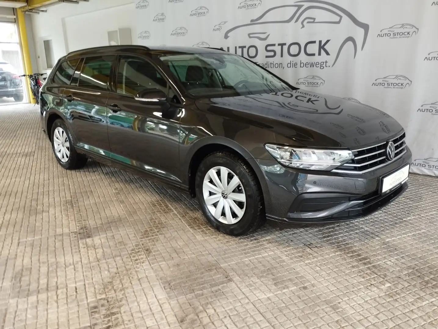 Volkswagen Passat Variant 1.5 TSI LED Navi PDC Sitzheiz AHK Grigio - 1