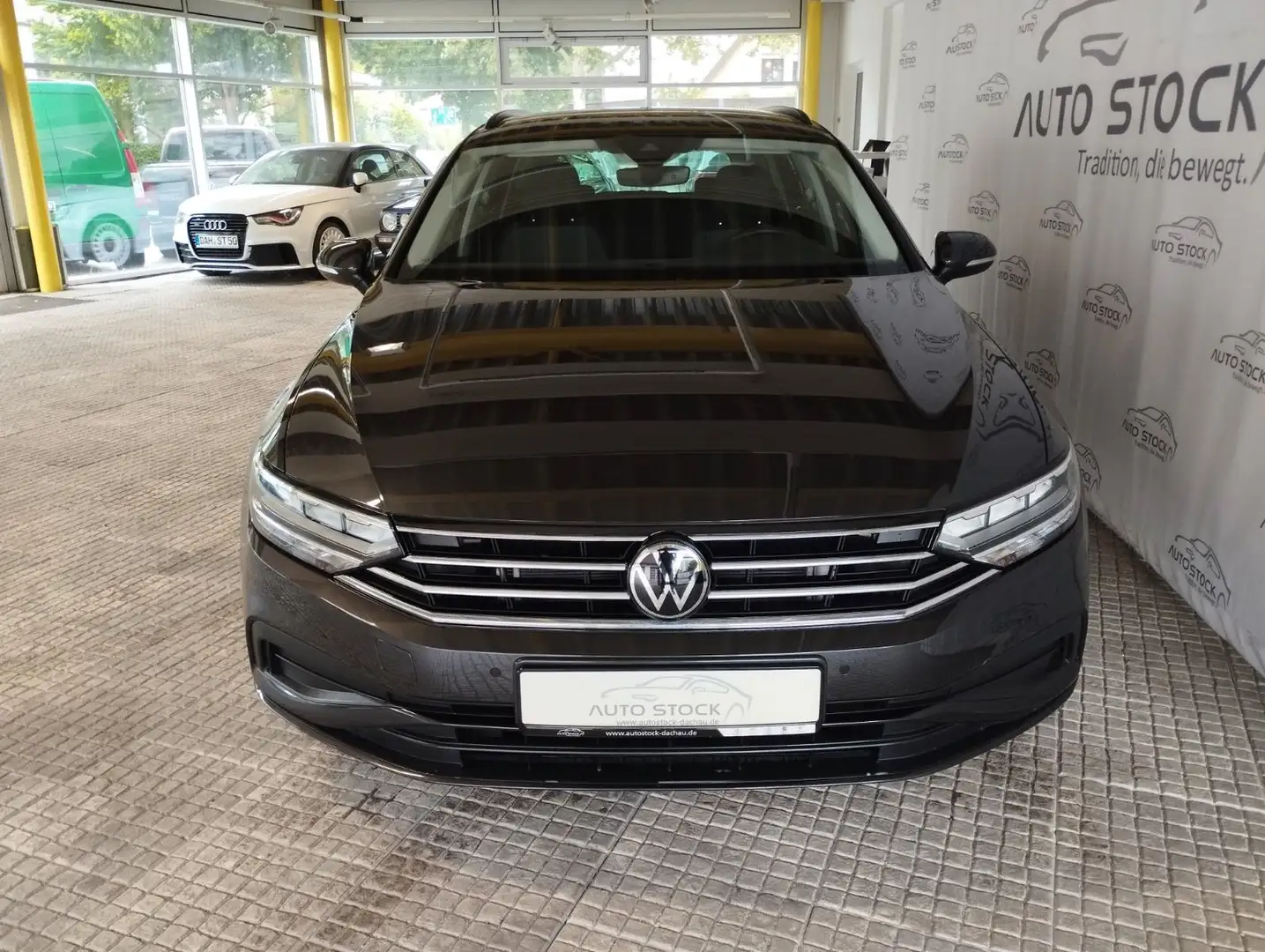 Volkswagen Passat Variant 1.5 TSI LED Navi PDC Sitzheiz AHK Grigio - 2