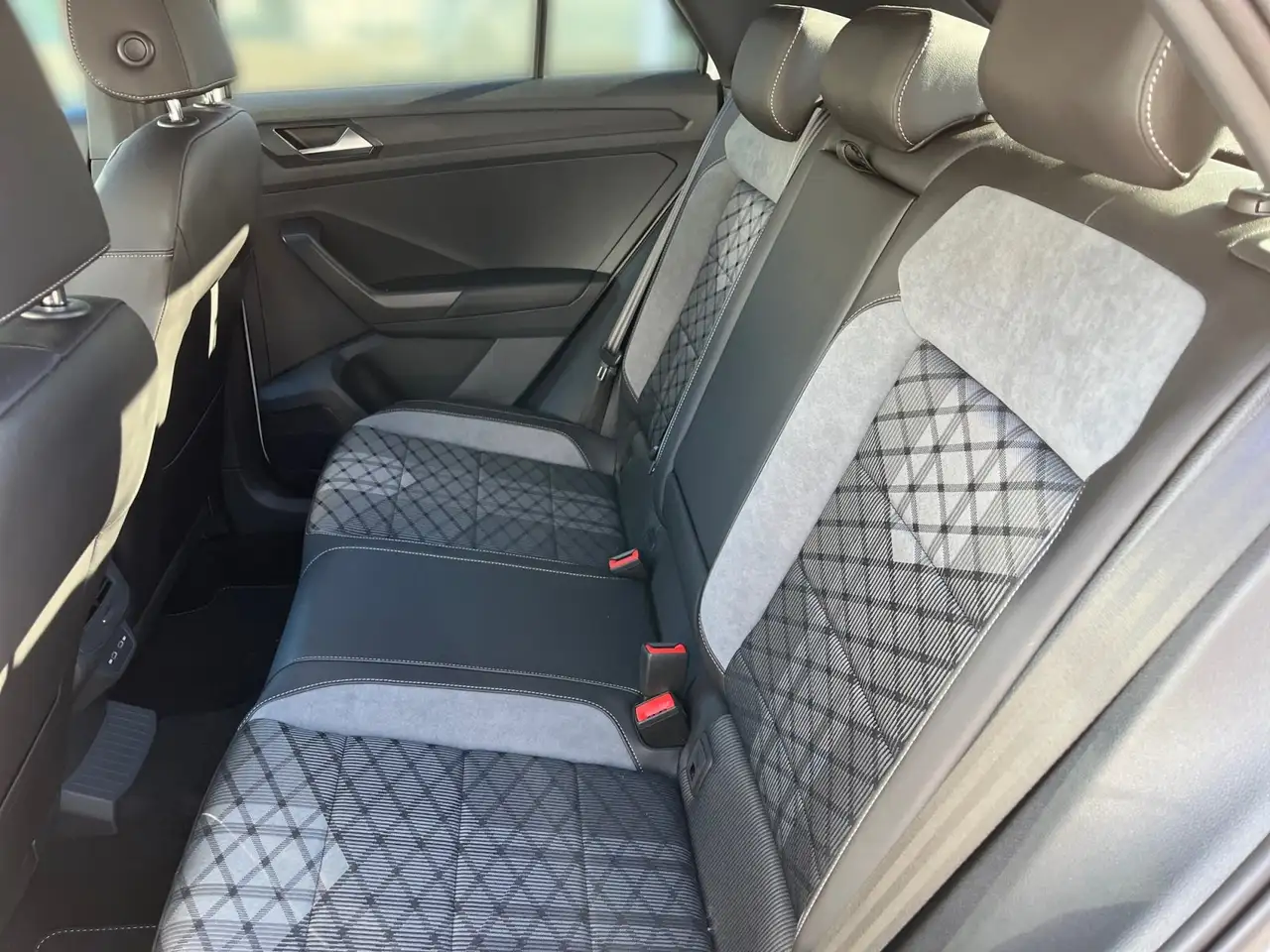 Volkswagen T-Roc 1.5 TSI R-Line 2xKlima ACC AHK AUT Kam. SD 8
