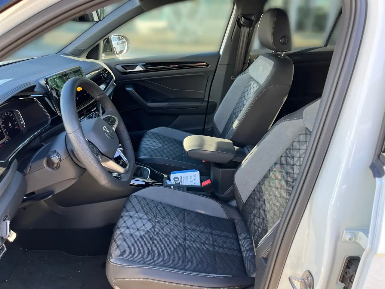 Volkswagen T-Roc 1.5 TSI R-Line 2xKlima ACC AHK AUT Kam. SD 7