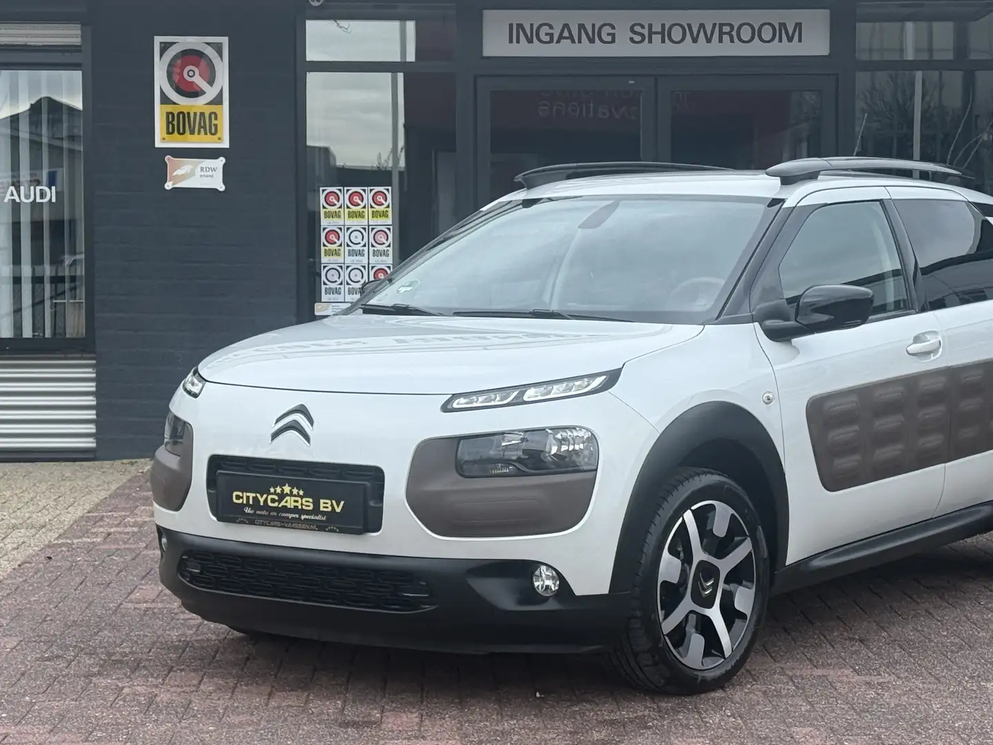 Citroen C4 Cactus 1.2 PureTech Shine 82 pk org nl auto nap logisch n Blanco - 2