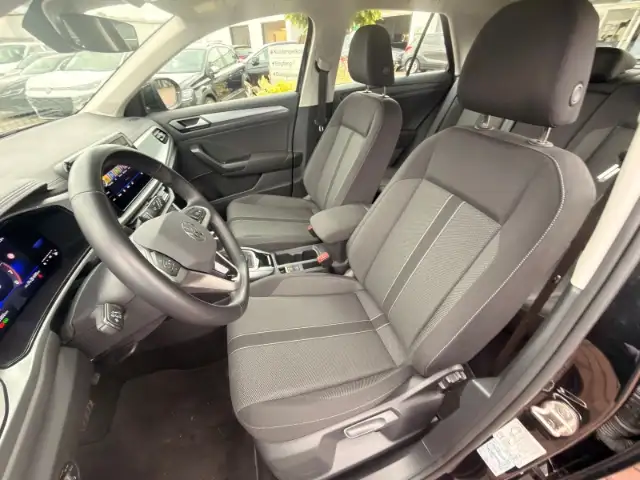 Volkswagen T-Roc view 8