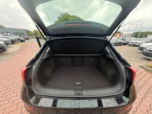 Volkswagen T-Roc view 11