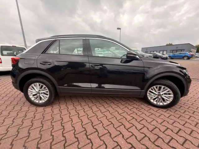 Volkswagen T-Roc view 3