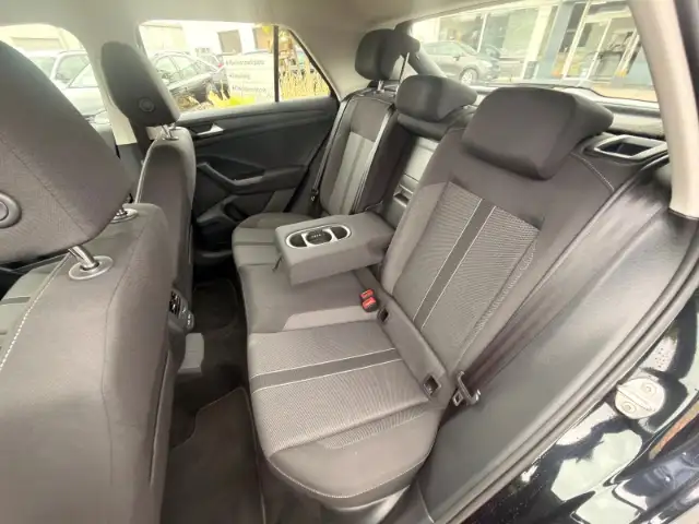 Volkswagen T-Roc view 9