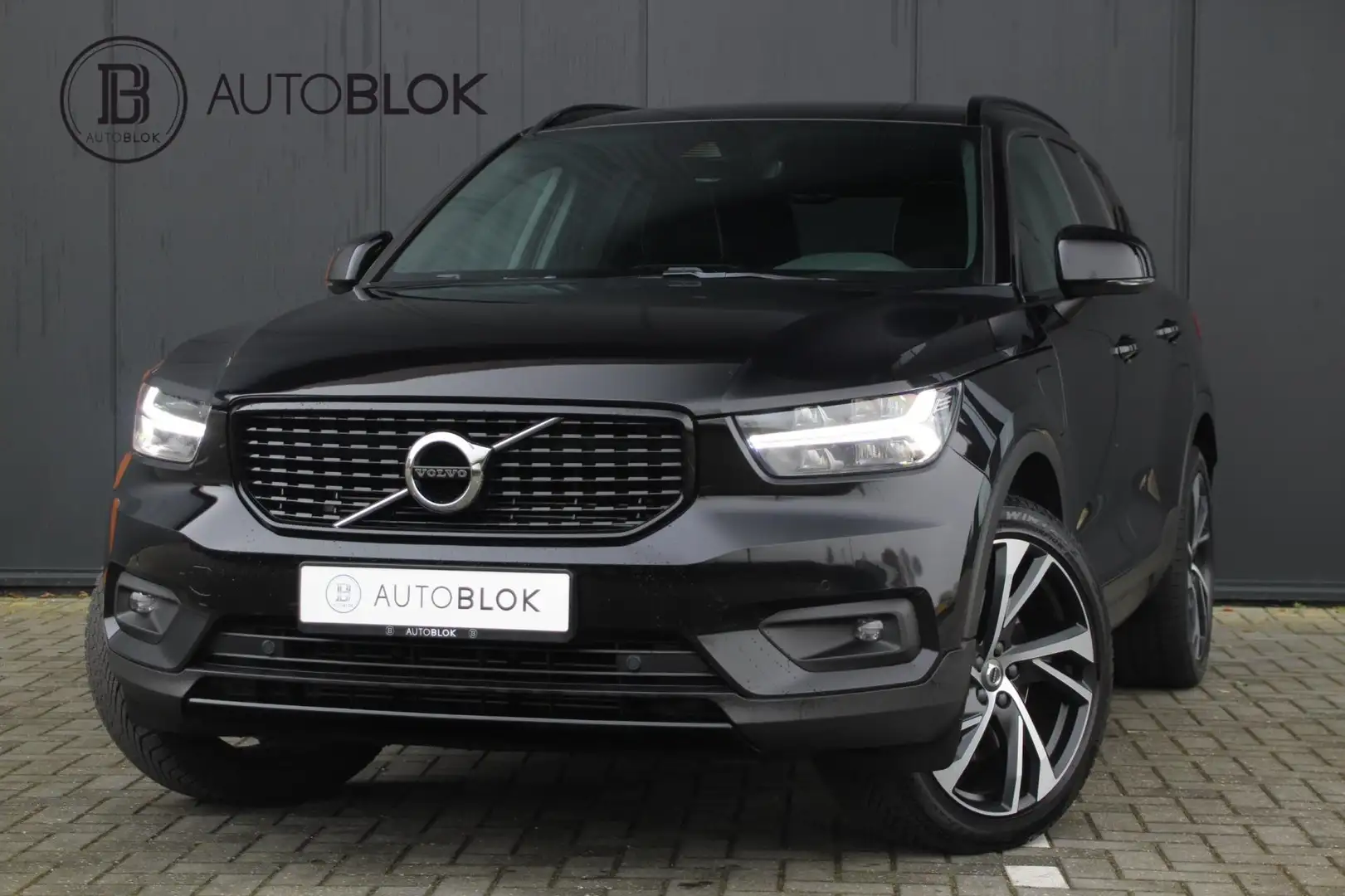 Volvo XC40 1.5 T5 Recharge R-Design Schwarz - 1