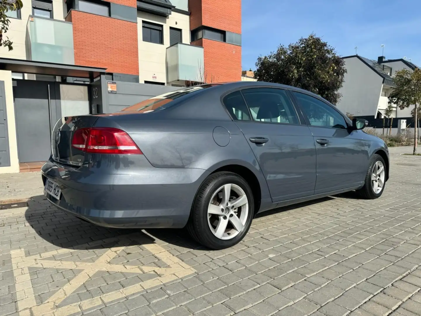 Volkswagen Passat 1.6TDI Edition BMT Grey - 2