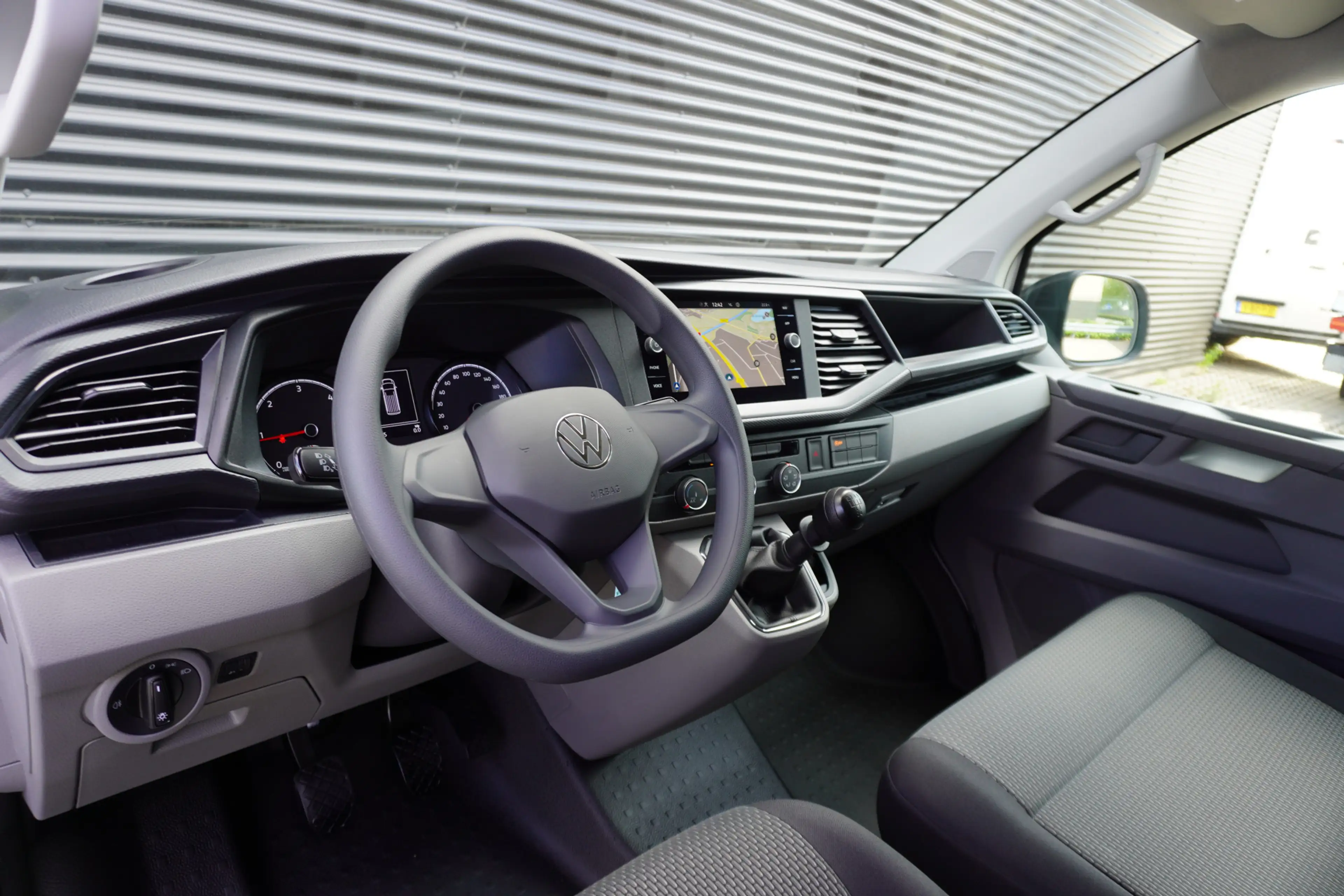 Volkswagen Transporter 2.0 TDI L1H1 28 110pk Trekhaak Navigatie Apple Car — photo 2