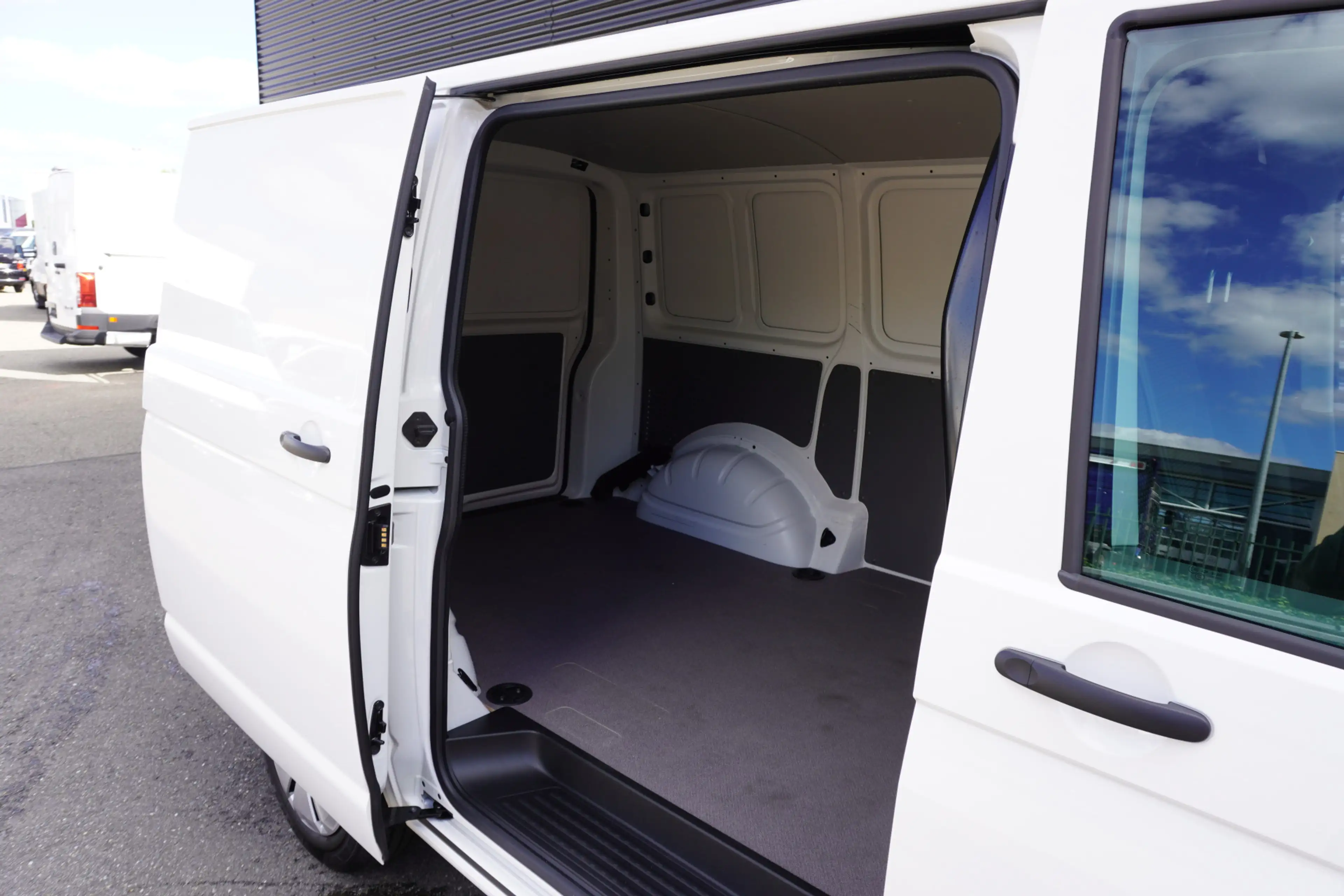 Volkswagen Transporter 2.0 TDI L1H1 28 110pk Trekhaak Navigatie Apple Car — photo 5