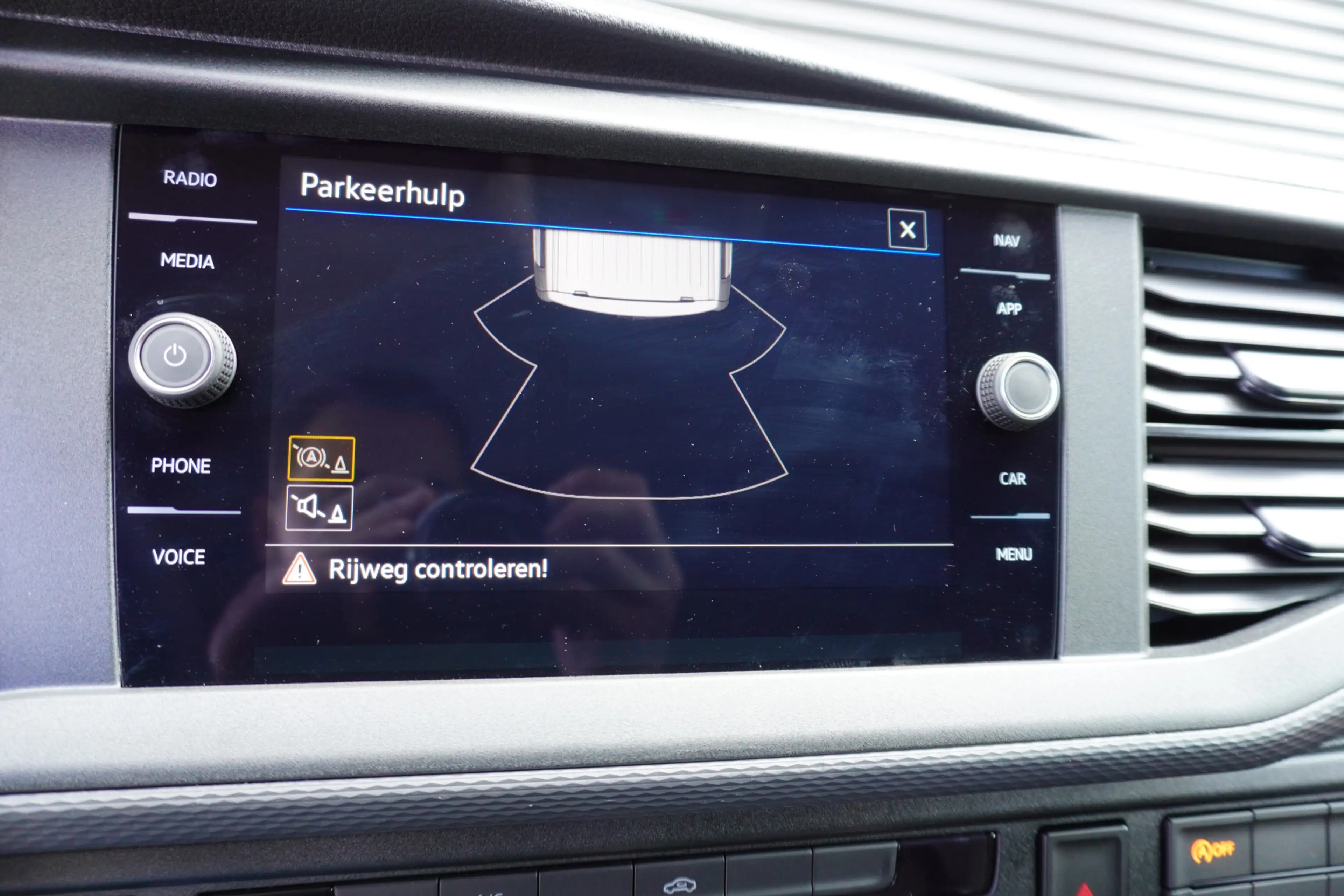 Volkswagen Transporter 2.0 TDI L1H1 28 110pk Trekhaak Navigatie Apple Car — photo 15