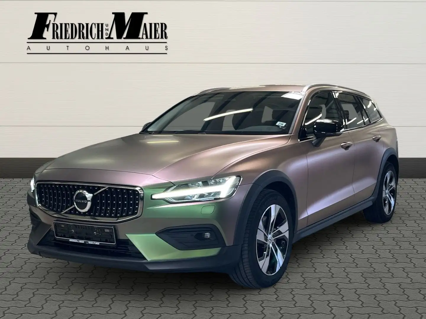 Volvo V60 Cross Country Cross Country Plus AWD B4 AHK* Schwarz - 1