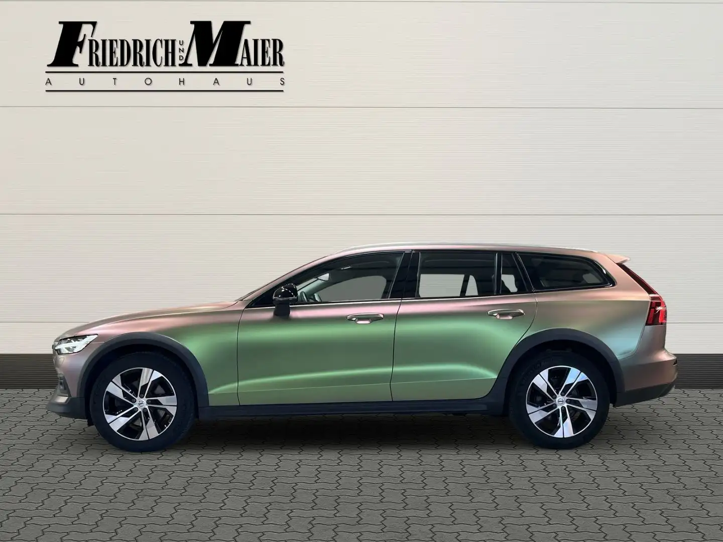Volvo V60 Cross Country Cross Country Plus AWD B4 AHK* Schwarz - 2