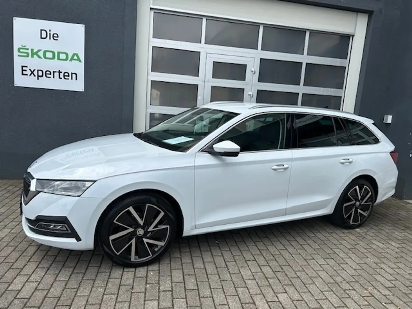 Skoda Octavia Combi Style 1.5 TSI NAV;KAMERA;LED;KESSY Wit - 2