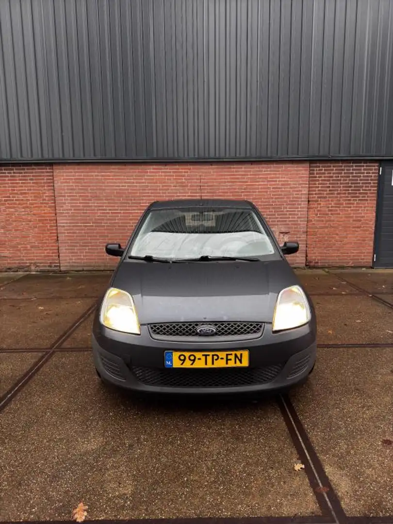Ford Fiesta 1.3-8V Champion Grijs - 2