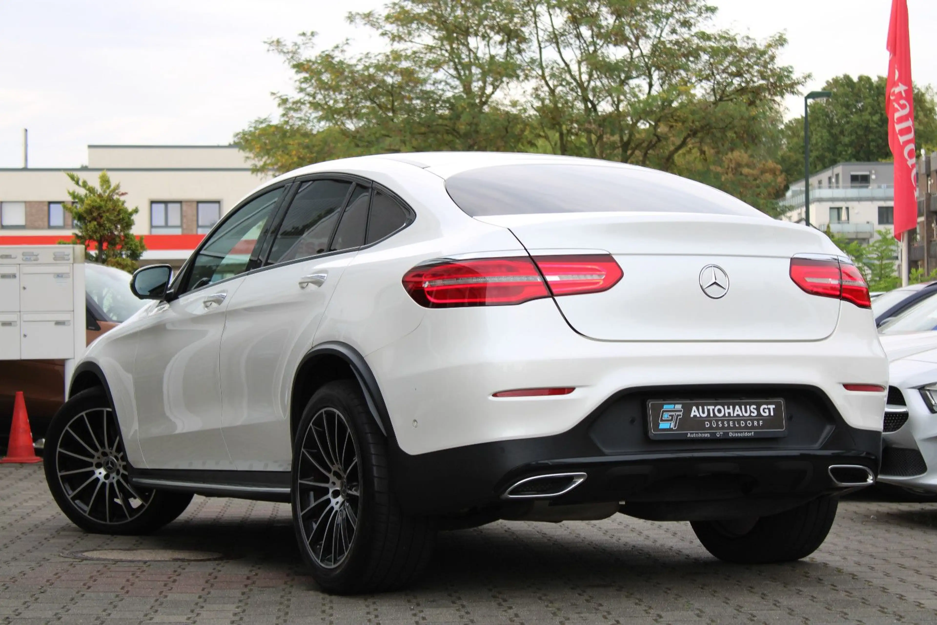 Mercedes-Benz GLC 350 d 4M/AMG/Glasd/Distr/Burm/Standh/360°/AHK — photo 2