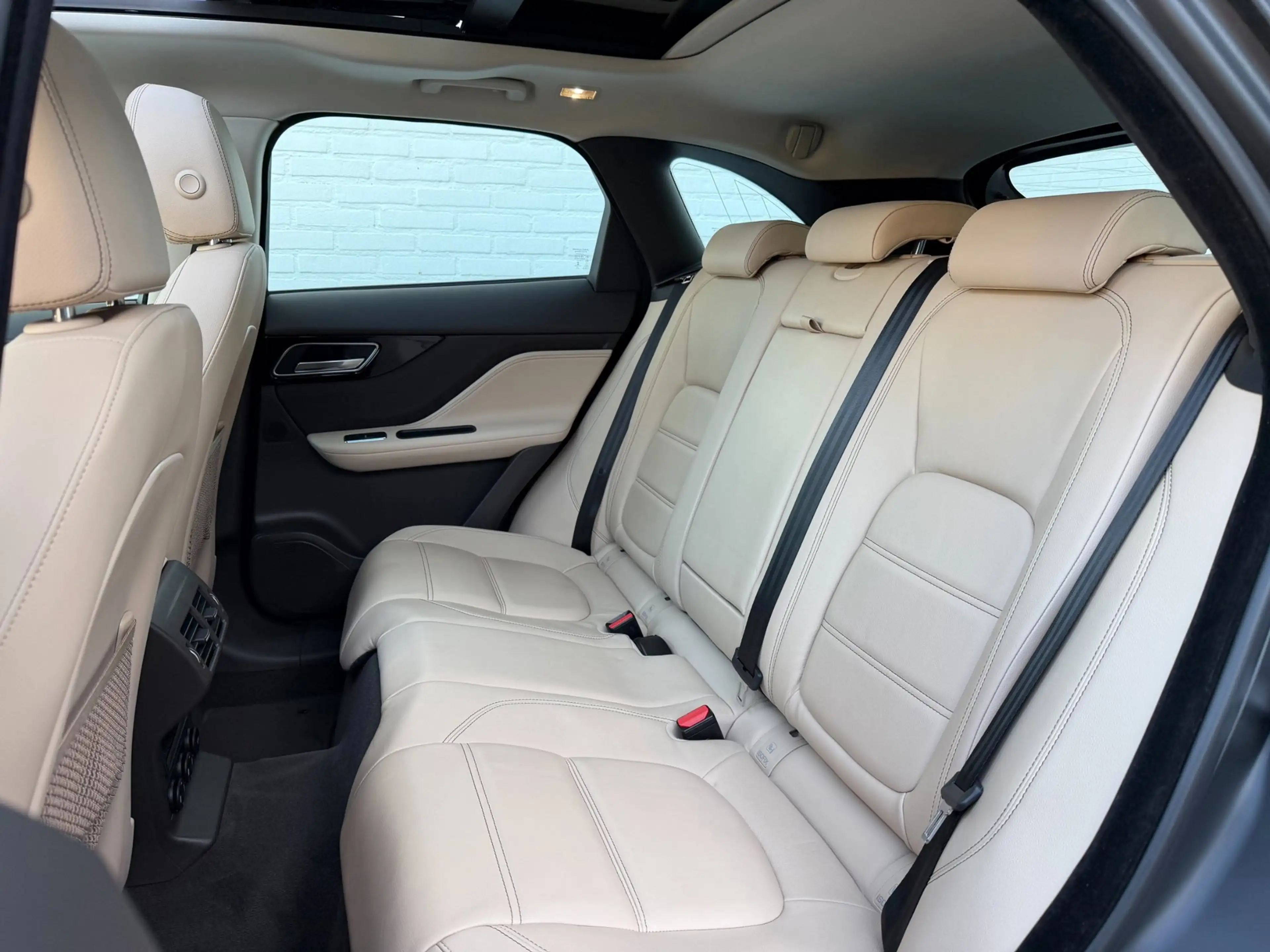 Jaguar F-Pace 2.0 Portfolio AWD 20d PANO l LEDER l TREKHAAK! — photo 26