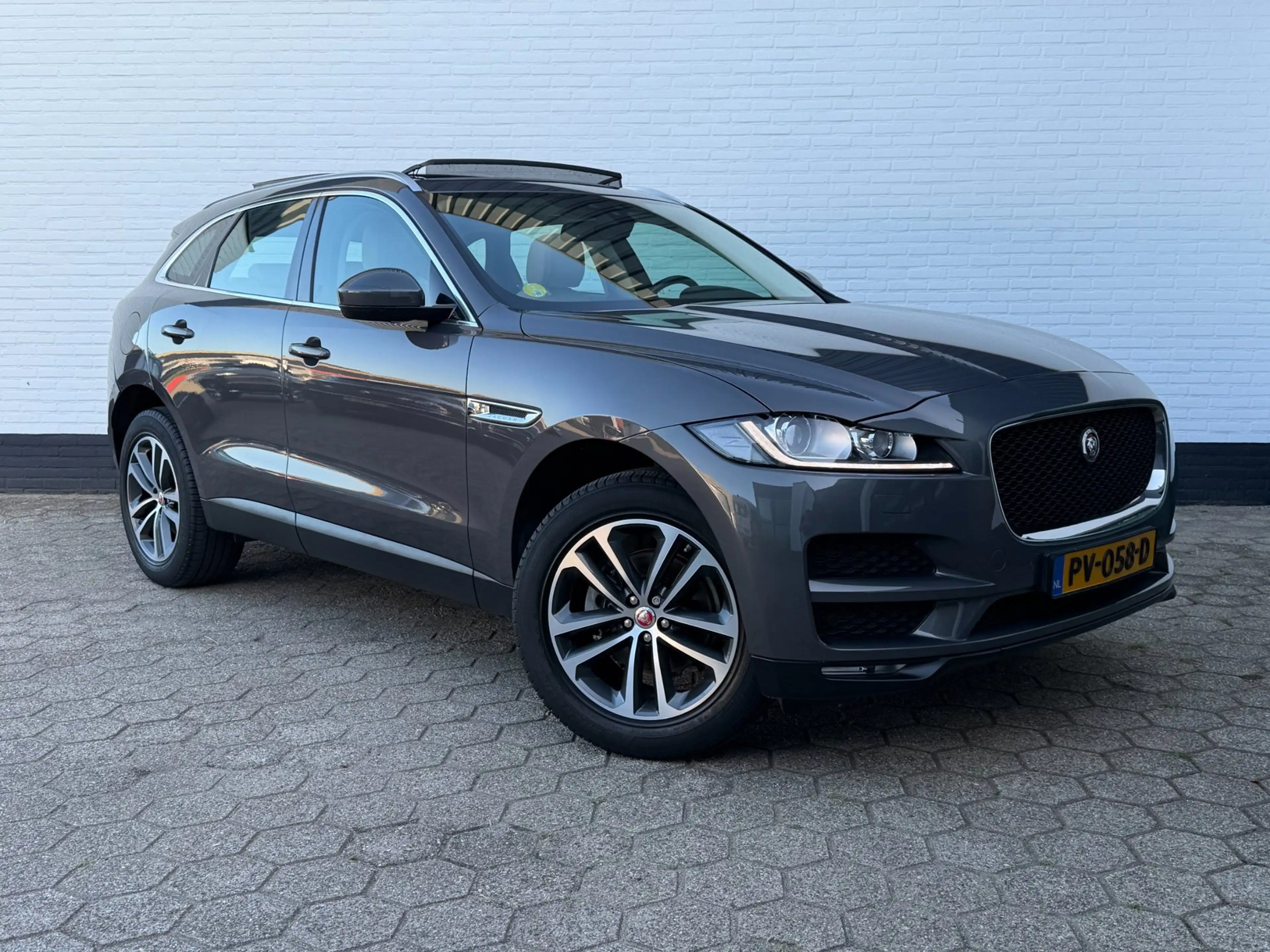 Jaguar F-Pace 2.0 Portfolio AWD 20d PANO l LEDER l TREKHAAK! — photo 8
