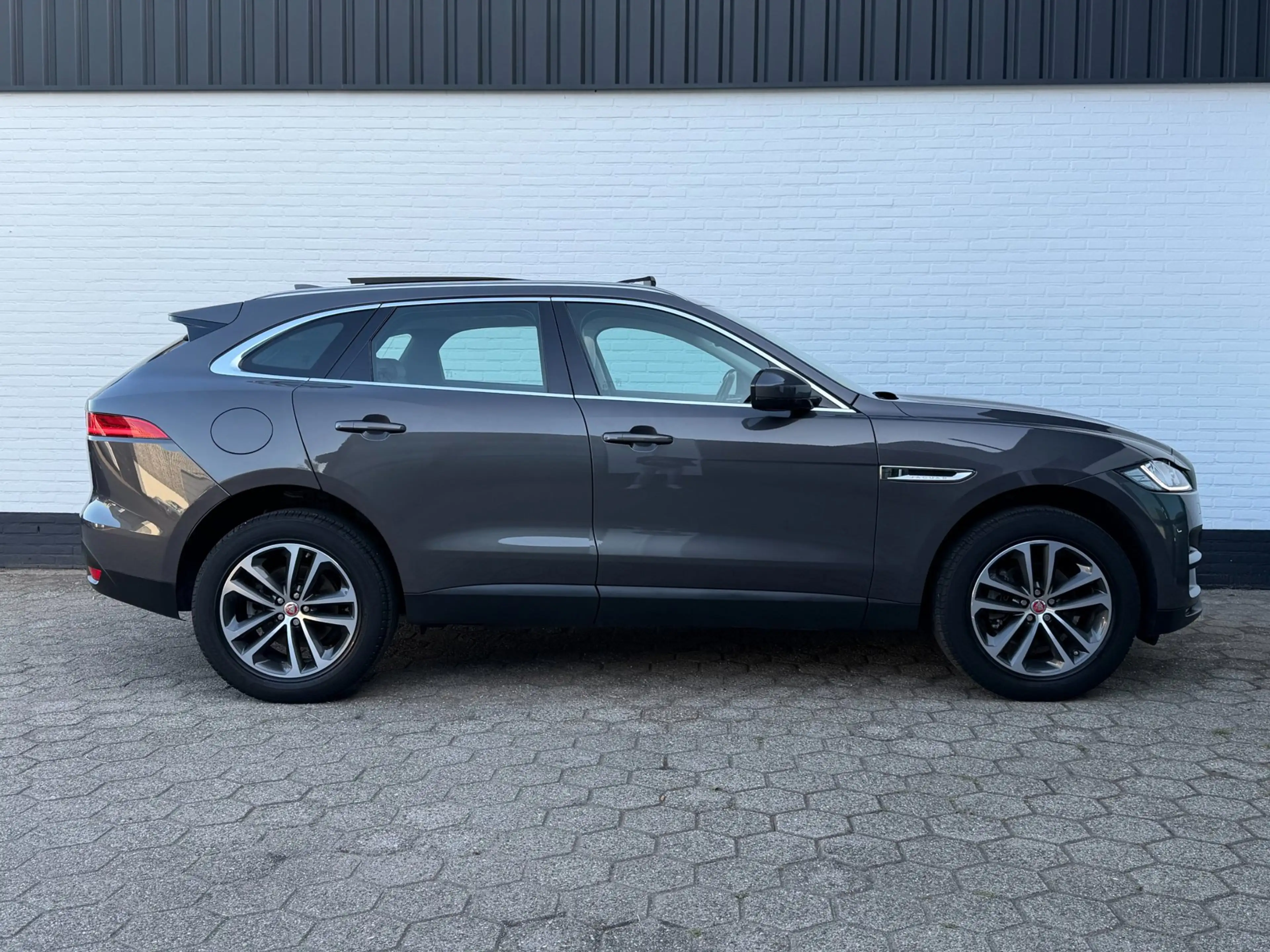 Jaguar F-Pace 2.0 Portfolio AWD 20d PANO l LEDER l TREKHAAK! — photo 7