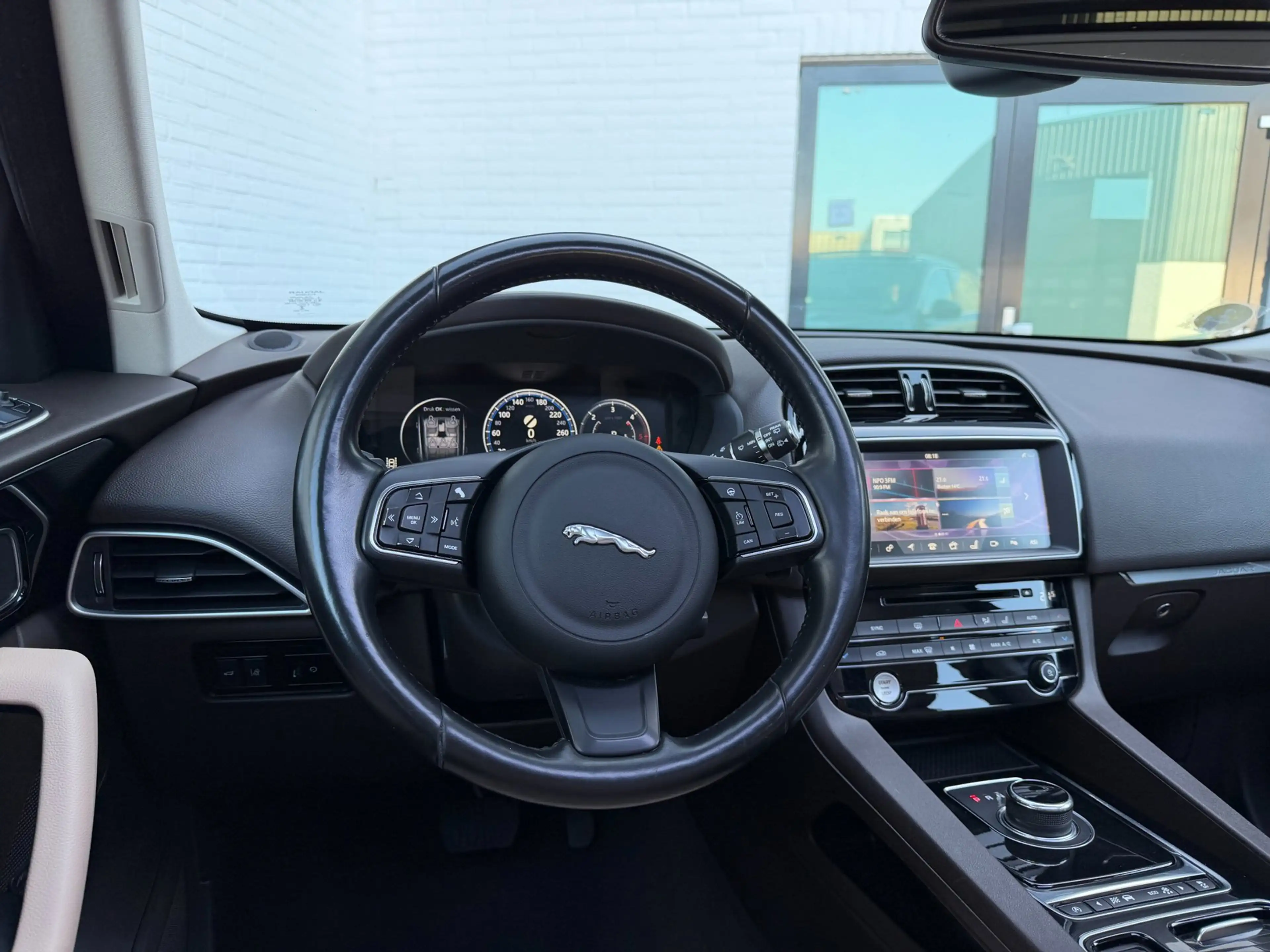 Jaguar F-Pace 2.0 Portfolio AWD 20d PANO l LEDER l TREKHAAK! — photo 14