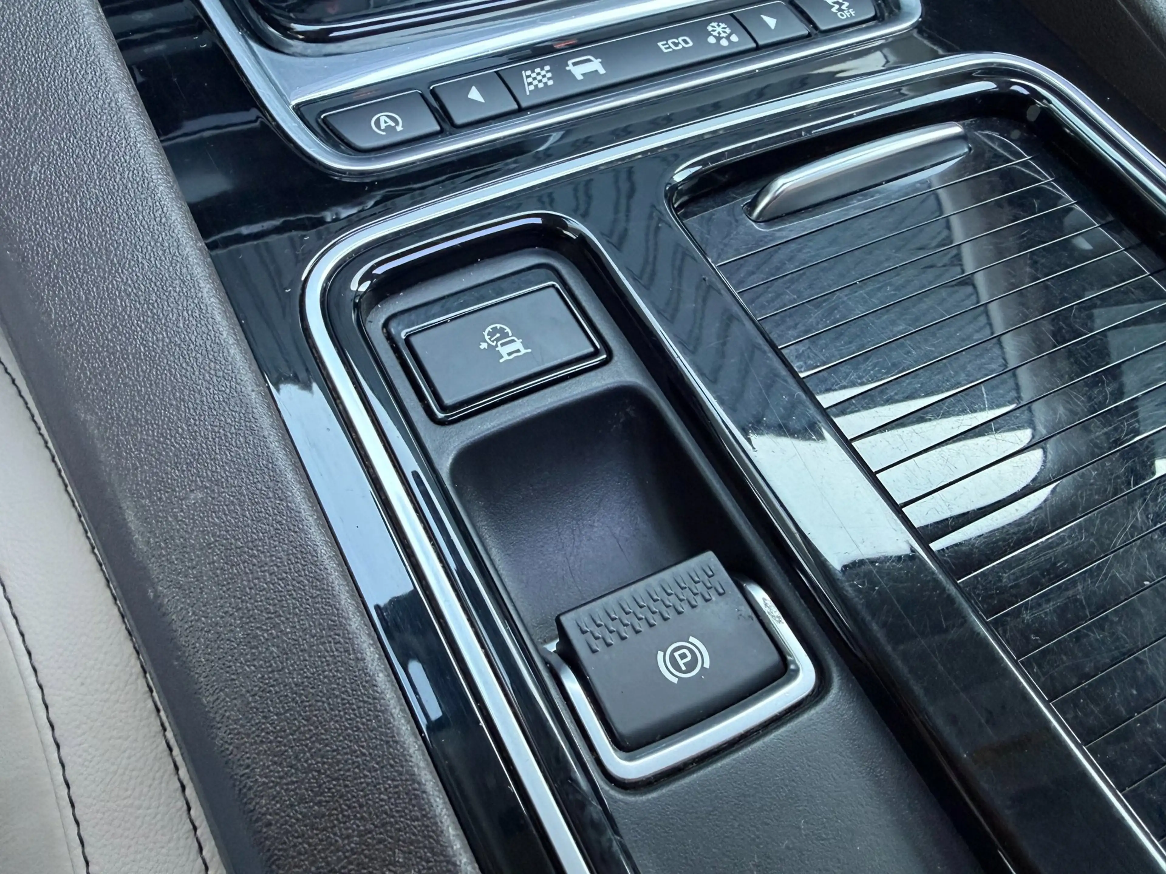 Jaguar F-Pace 2.0 Portfolio AWD 20d PANO l LEDER l TREKHAAK! — photo 25