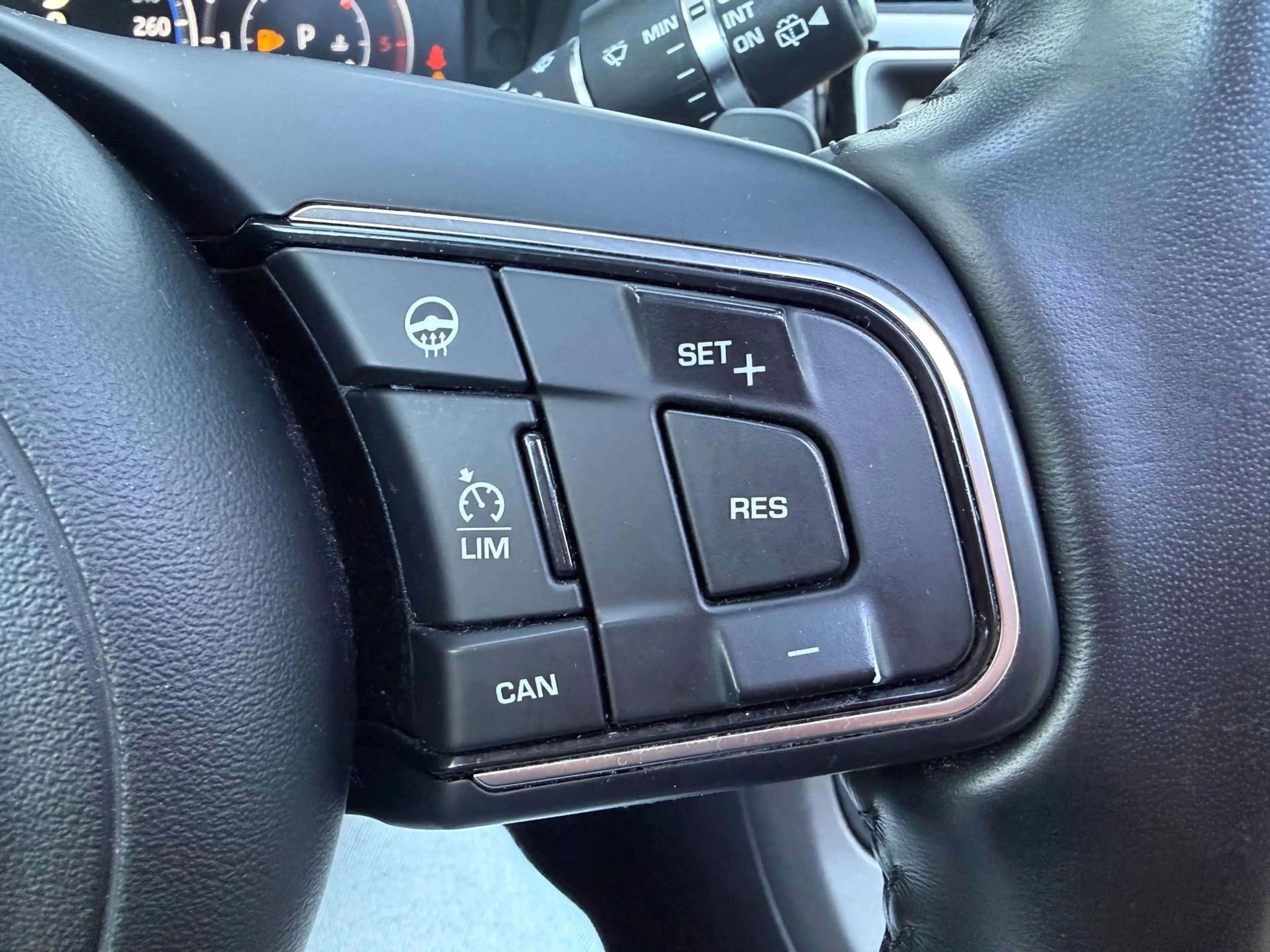 Jaguar F-Pace 2.0 Portfolio AWD 20d PANO l LEDER l TREKHAAK! — photo 19