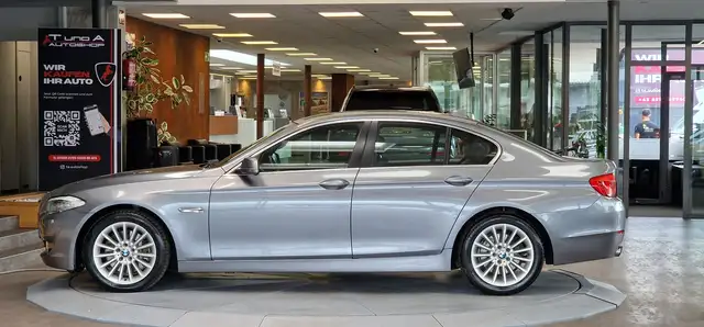 BMW 5 Series view 4