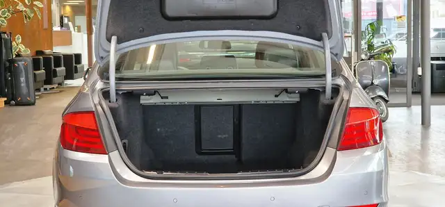 BMW 5 Series view 9