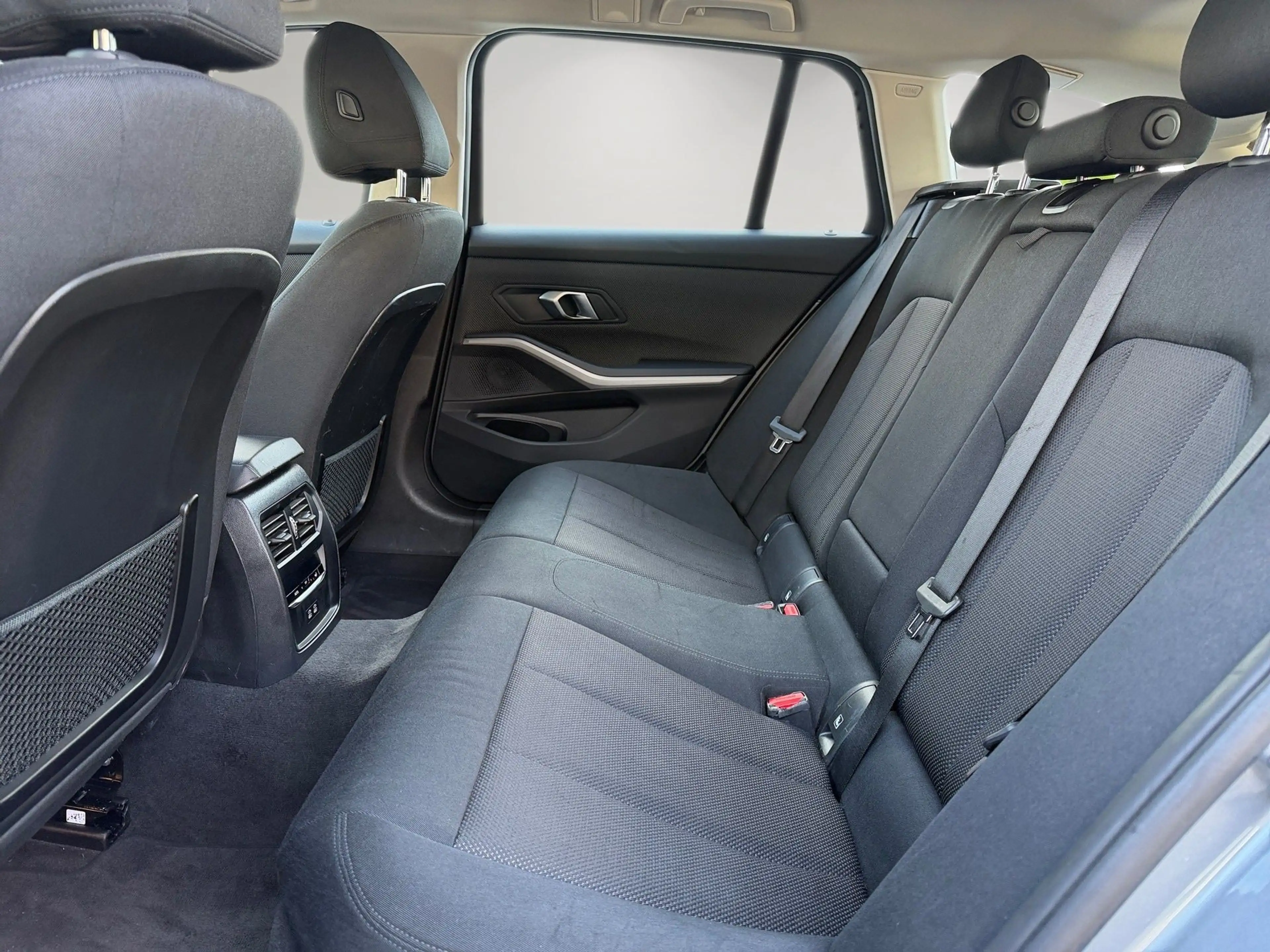 BMW 318 d Touring Aut. Widescreen Display, AHK, SHZ, LED — photo 15