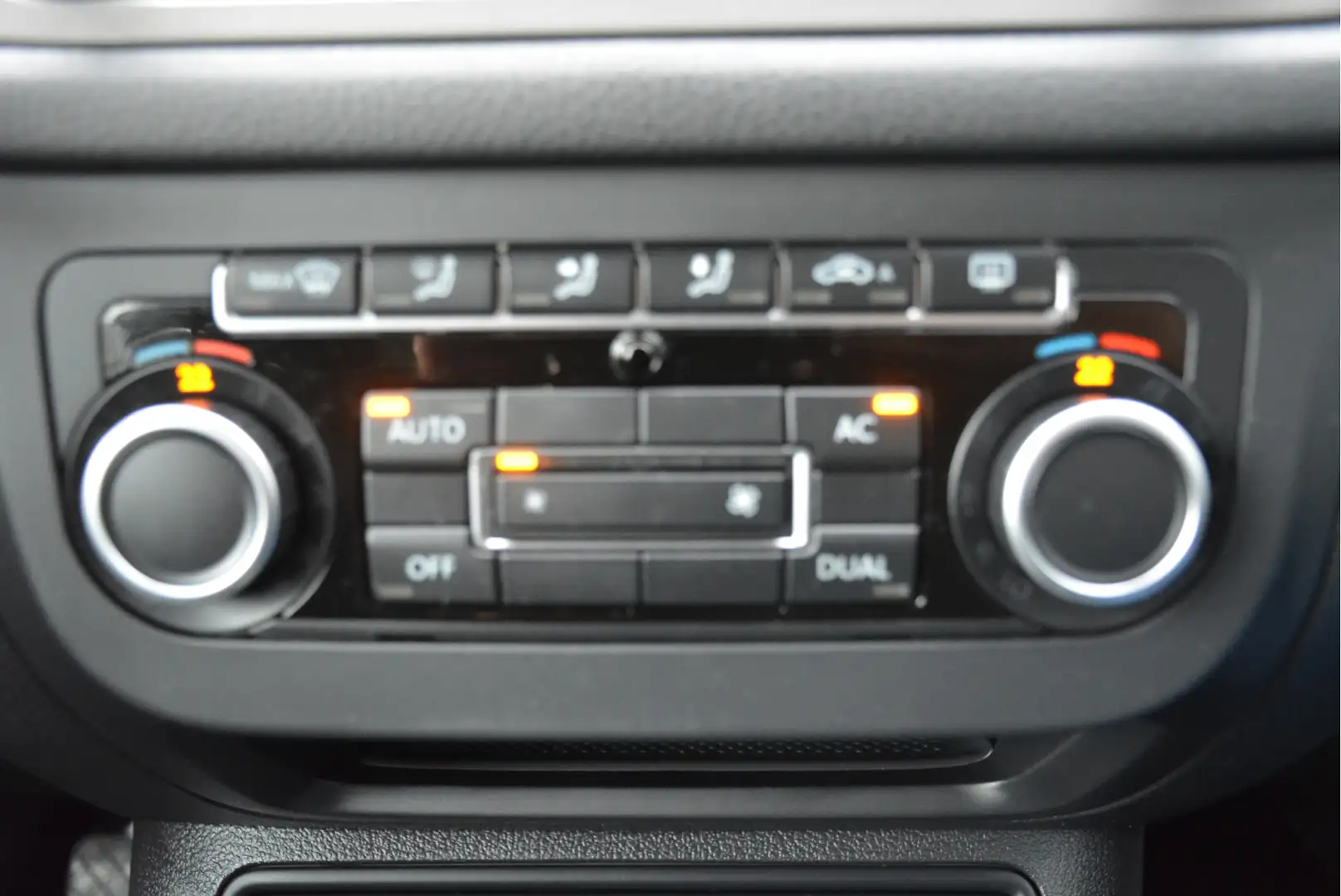 Volkswagen Tiguan 1.4 TSI Comfort&Design Navi Clima Cruise Control T Grijs - 2