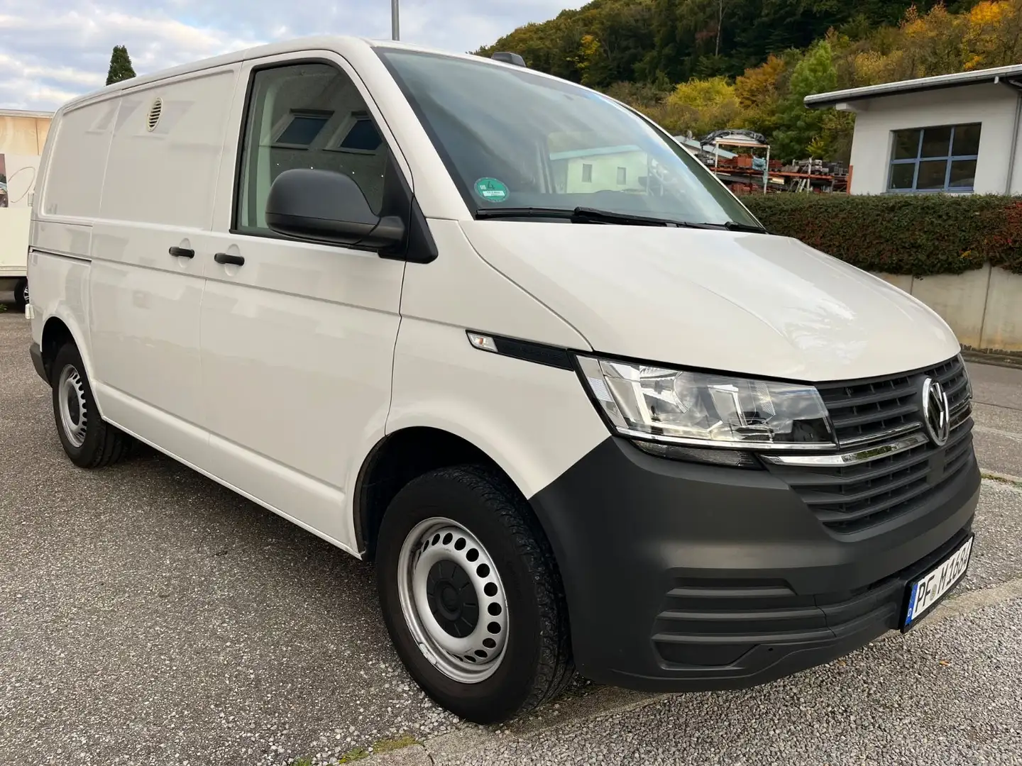 Volkswagen T6 Transporter T6.1 2.0 TDI, Top Zustand, Navi, AHK, Klima Weiß - 2