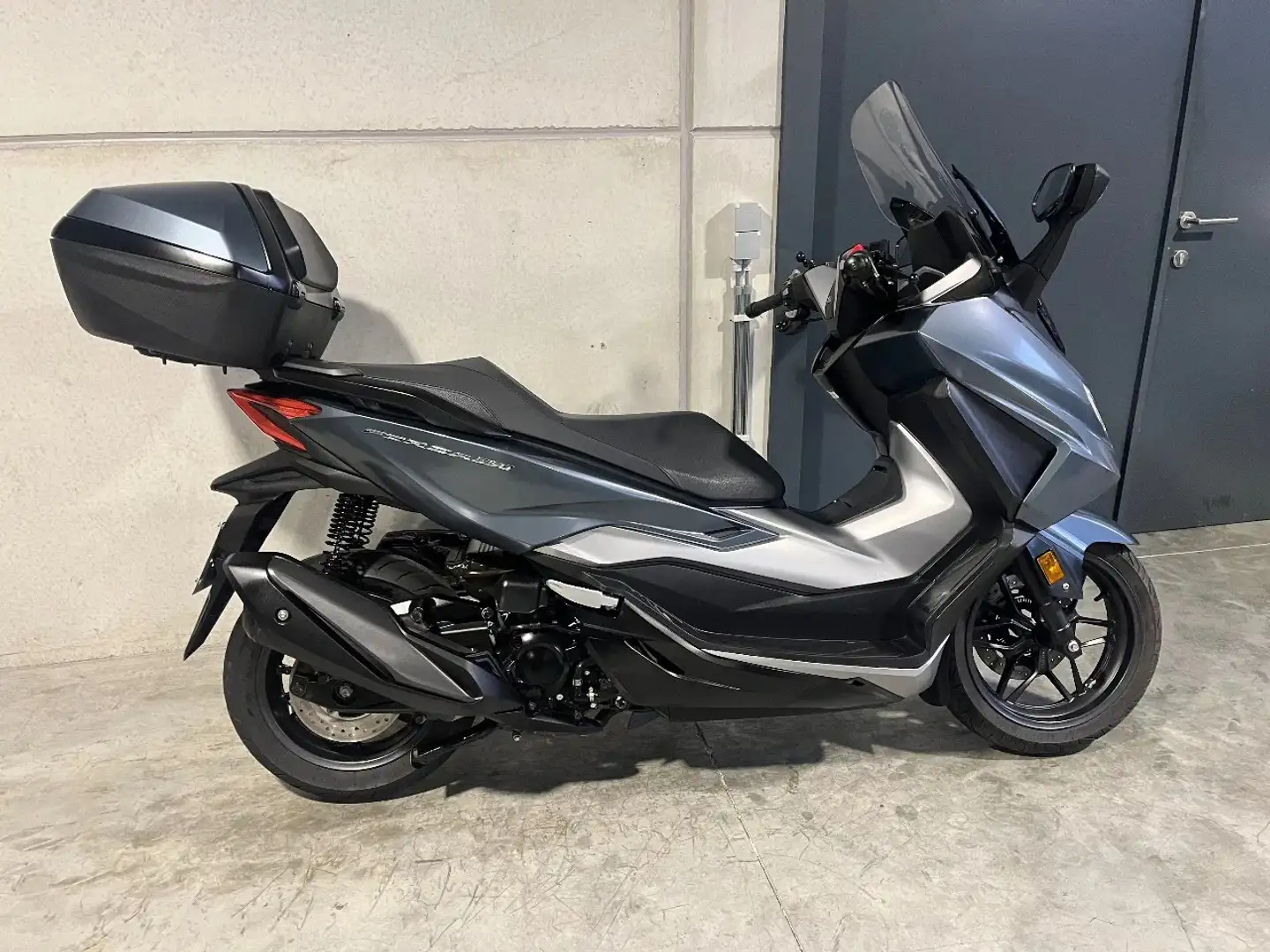 Honda Forza 350 luxescooter in mooie staat - 2