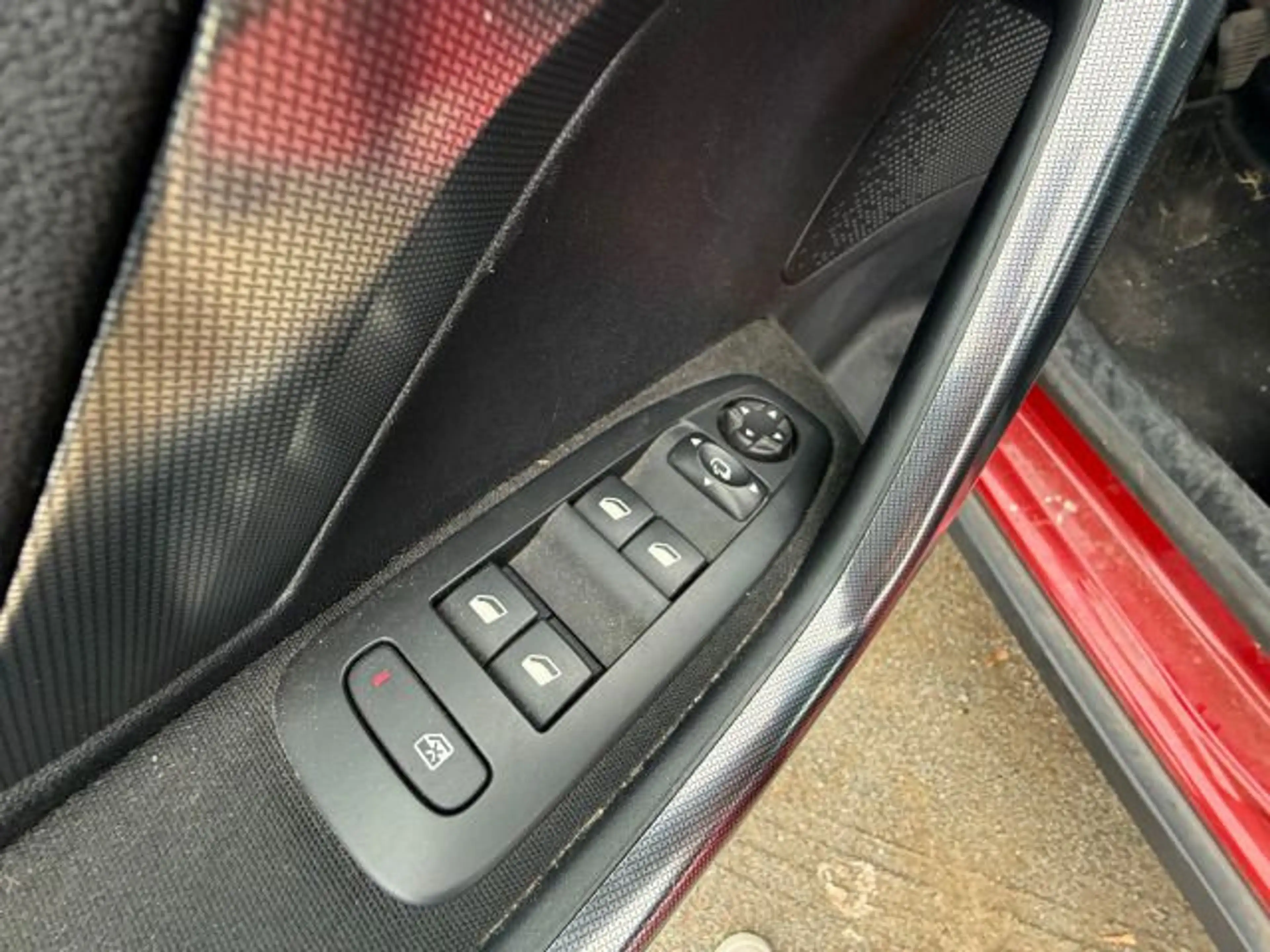 Peugeot 2008 1.2 PureTech 130 Allure 6-Gang NUR AN AUTOH — photo 12