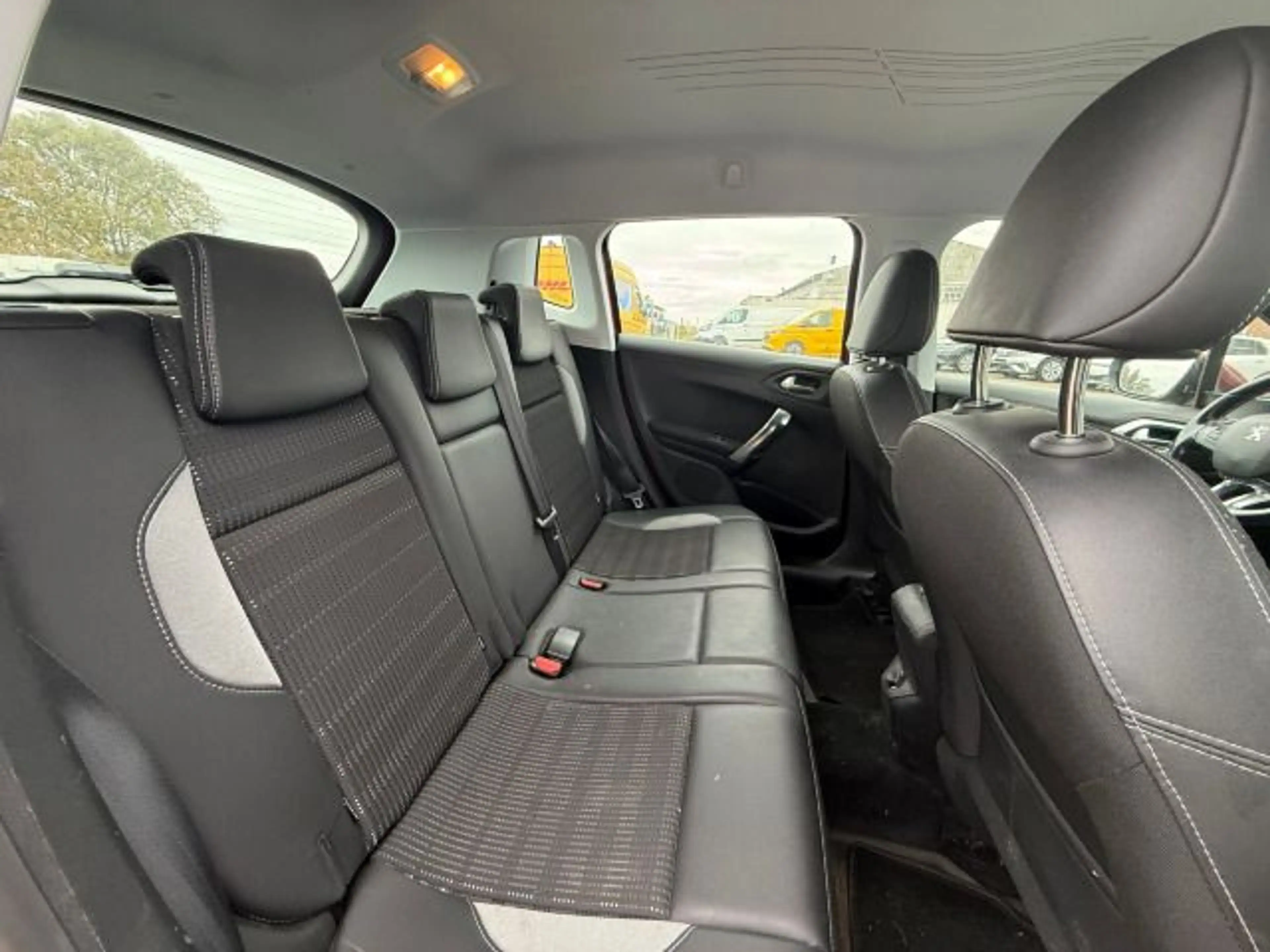 Peugeot 2008 1.2 PureTech 130 Allure 6-Gang NUR AN AUTOH — photo 10