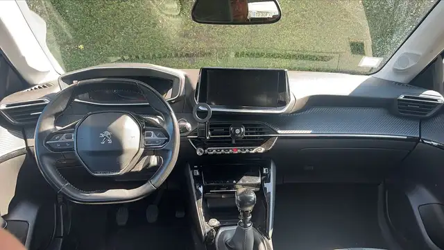 Peugeot 208 view 11