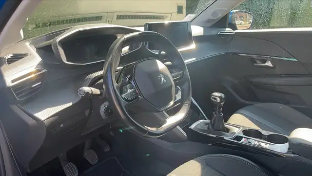 Peugeot 208 view 8