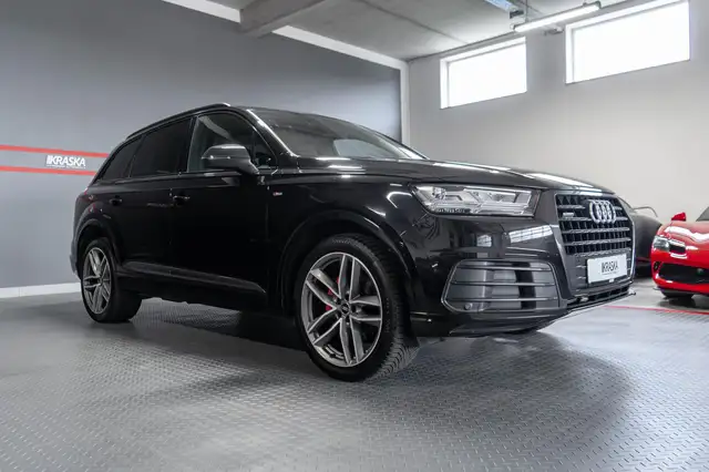Audi Q7 view 5