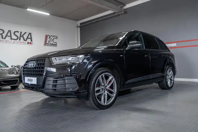 Audi Q7 view 3