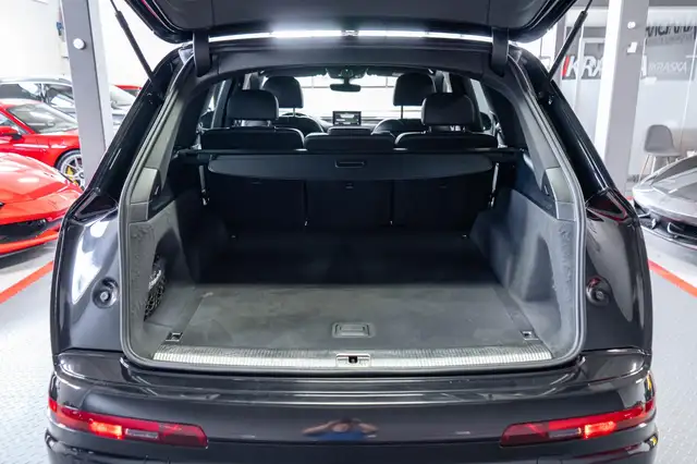 Audi Q7 view 10