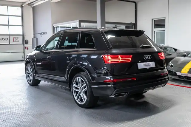 Audi Q7 view 12