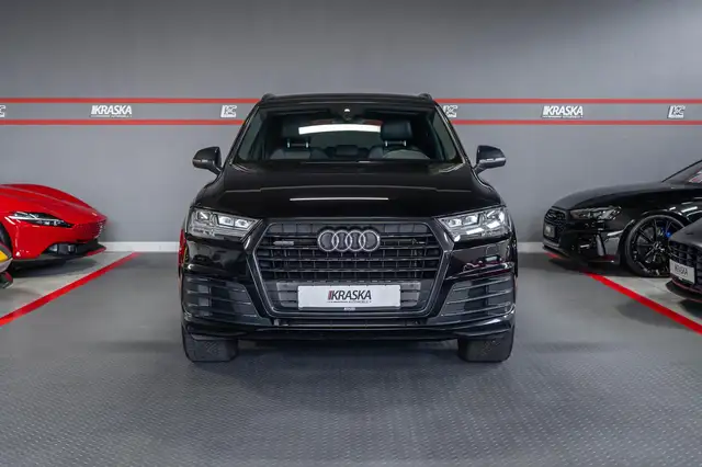 Audi Q7 view 4