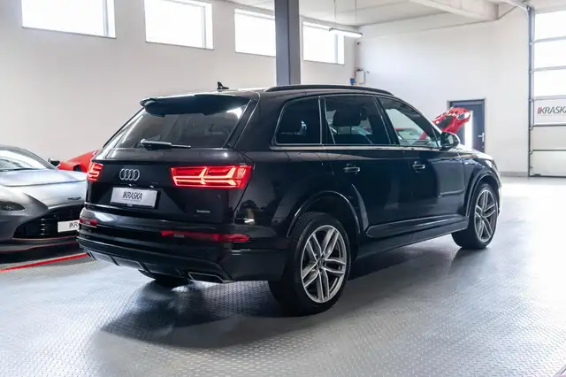 Audi Q7 view 7